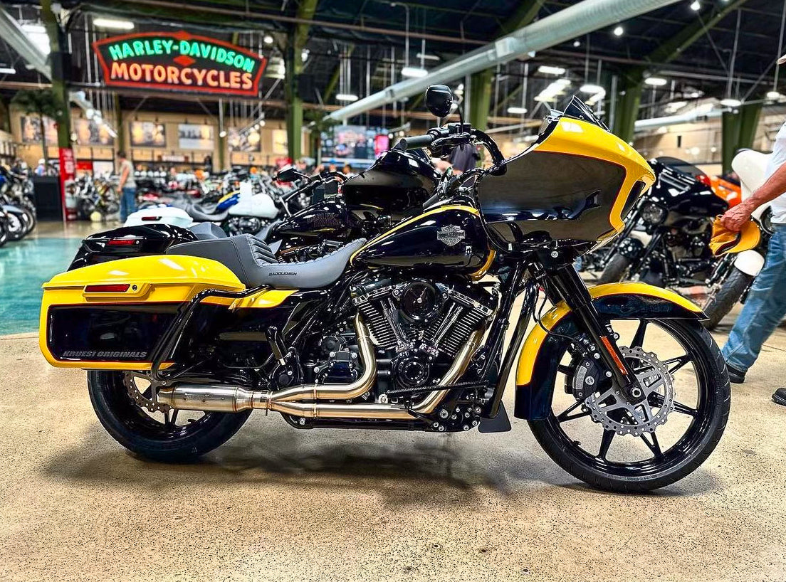 Harley M8 Bagger with Stealth Pipes exhaust system – polished stainless muffler, rider lifestyle photo, photo 7 of 30