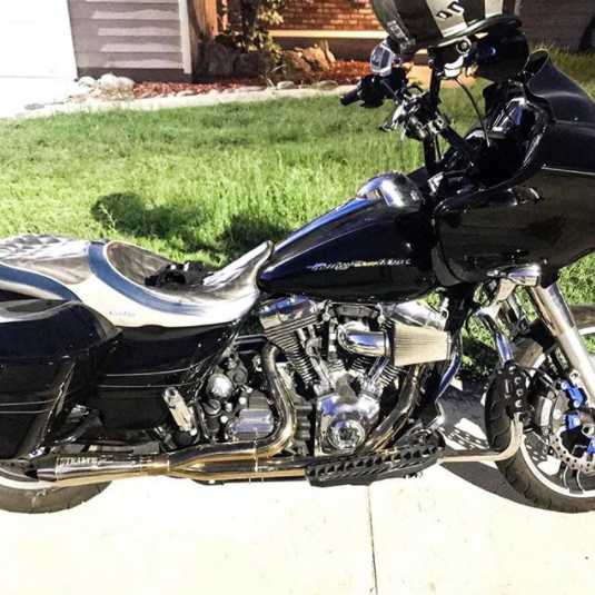 Stealth Pipes Short Bagger exhaust system – close-up rider side view on Harley touring motorcycle (1996–2016), photo 9 of 18